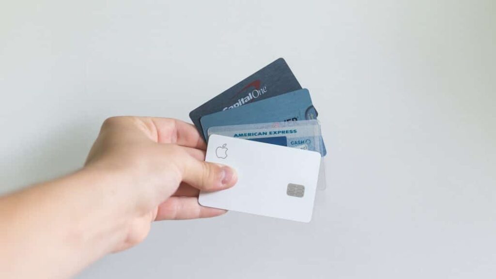 découvert bancaire,Établir un Astuces budget réaliste,Stratégies d'épargne pour éviter le découvert,Utiliser des applications de gestion financière,Éviter le découvert bancaire Éviter le découvert bancaire : Astuces pratiques pour garder vos finances stables