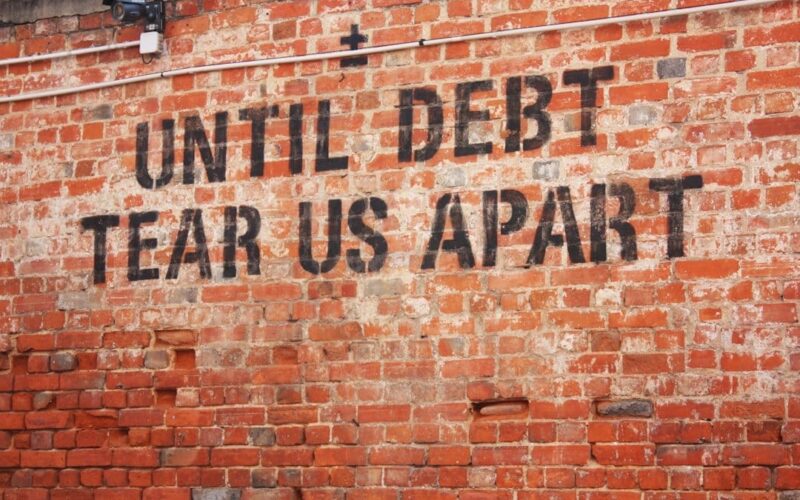 Rachat de Dettes : Approche Simple avec Prêt Relais et Plan Ajusté pour Mieux Gérer vos Finances